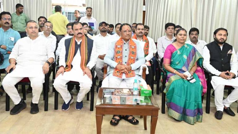 मुख्यमंत्री विष्णु देव साय ने जनप्रतिनिधियों के साथ सुनी मन की बात