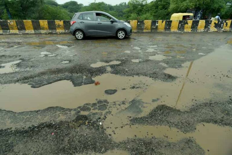 नई सड़क बनाना तो दूर गड्ढों की मरम्मत भी नहीं, जर्जर सड़कों पर करना पड़ेगा आवागमन