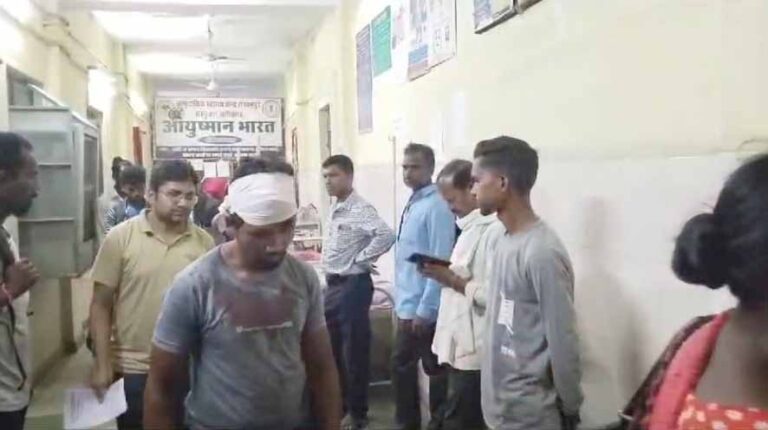 जमीन विवाद को लेकर दो पक्षों में खूनी संघर्ष, एक दर्जन से अधिक महिला और पुरुष घायल जमीन विवाद को लेकर दो पक्षों में खूनी संघर्ष, एक दर्जन से अधिक महिला और पुरुष घायल