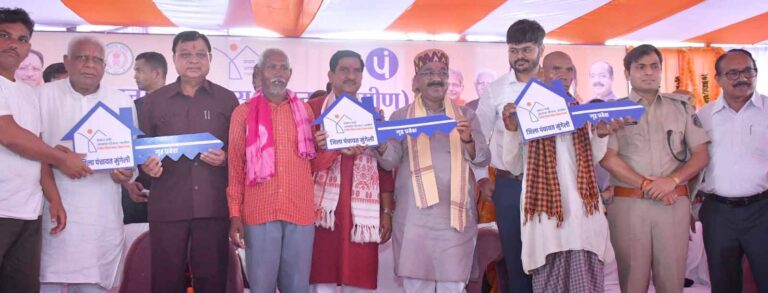 ‘‘हमर आवास हमर विकास’’ की थीम पर जिला स्तरीय आवास मेला का आयोजन, 10 हितग्राहियों को मिली घर की चाबी