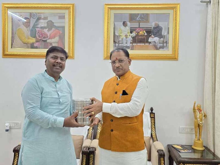 मुख्यमंत्री को वनमंत्री ने अबूझमाड़ का शुद्ध देशी घी भेंट किया मुख्यमंत्री को वनमंत्री ने अबूझमाड़ का शुद्ध देशी घी भेंट किया