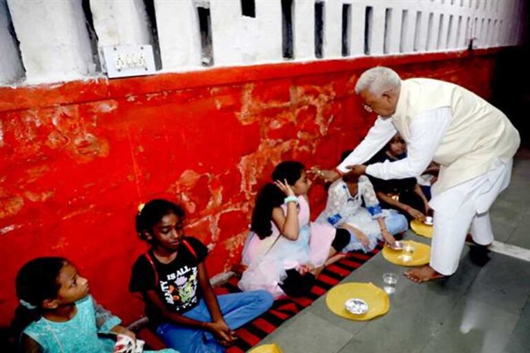 राज्यपाल मंगुभाई पटेल ने राजभवन में कन्या-पूजन किया