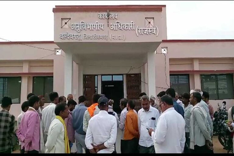 एसडीएम रीडर की कार्य प्रणाली से लोग परेशान शिकायतों के बाद भी नहीं हो पा रही कार्यवाही