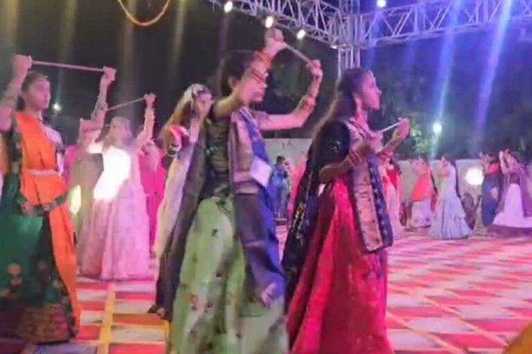 खरगोन में 5 साल की बच्चियों से लेकर 60 साल की महिलाओ ने किया शस्त्र गरबा