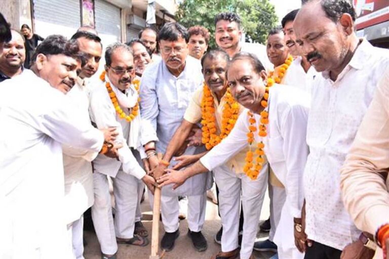 ऊर्जा मंत्री प्रद्युम्न सिंह तोमर ने  ग्वालियर-15 विधानसभा क्षेत्र की विभिन्न बस्तियों में विकास कार्यों का भूमि-पूजन किया