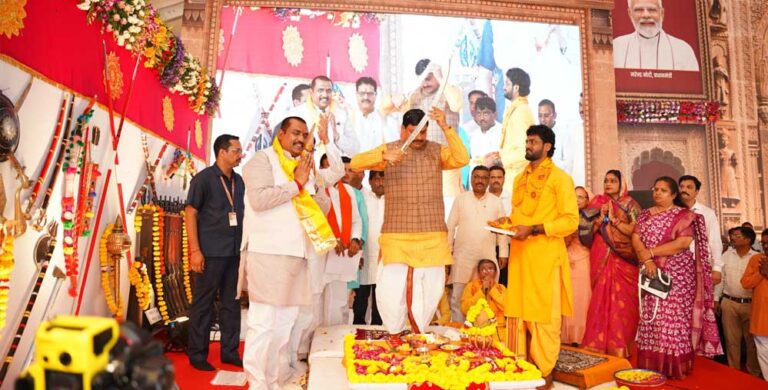 मुख्यमंत्री डॉ. यादव ने लोकमाता देवी अहिल्या बाई के शौर्य की प्रतीक तलवार का किया पूजन