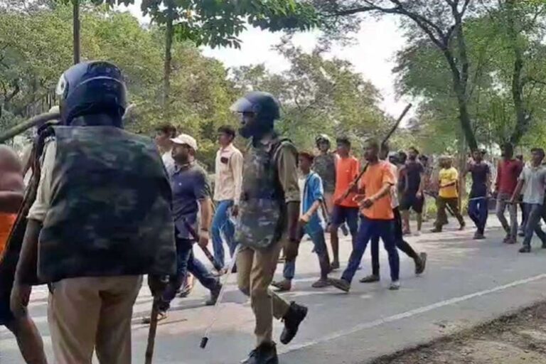 बहराइच में देर रात फिर भड़की हिंसा… उपद्रवियों ने धार्मिक स्थल पर मचाया तांडव, आगजनी का प्रयास बहराइच में देर रात फिर भड़की हिंसा… उपद्रवियों ने धार्मिक स्थल पर मचाया तांडव, आगजनी का प्रयास