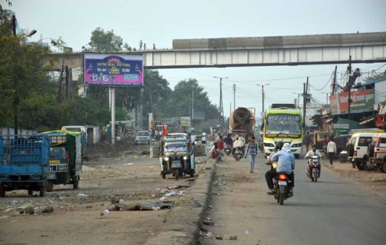 आखिरकार हबीबगंज नाका रोड खुला, 7 महीने बाद मेट्रो ने हटाए बैरिकेड, ट्रैफिक शुरू आखिरकार हबीबगंज नाका रोड खुला, 7 महीने बाद मेट्रो ने हटाए बैरिकेड, ट्रैफिक शुरू