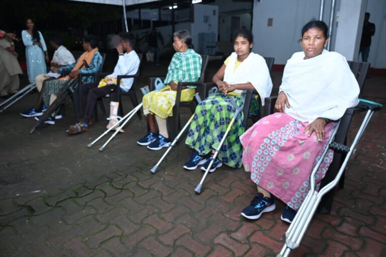 कृत्रिम पैर से चलकर उपमुख्यमंत्री शर्मा के निवास पहुंचे आभार जताने पहुचा नक्सल पीड़ित कृत्रिम पैर से चलकर उपमुख्यमंत्री शर्मा के निवास पहुंचे आभार जताने पहुचा नक्सल पीड़ित