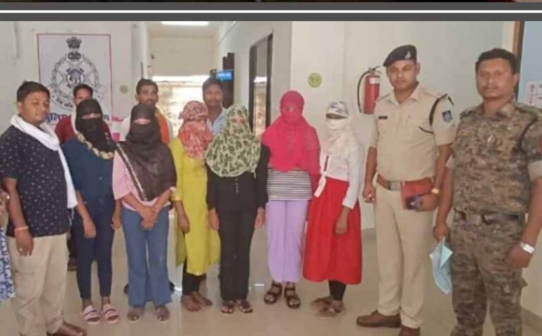डिण्डौरी की 6 नाबालिग लड़कियों का दिल्ली से रेस्क्यू, NGO की मदद से पुलिस ने की कार्रवाई डिण्डौरी की 6 नाबालिग लड़कियों का दिल्ली से रेस्क्यू, NGO की मदद से पुलिस ने की कार्रवाई