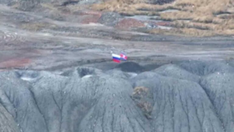 यूक्रेन की धरती पर लहराए रूस और उत्तर कोरिया के झंडे, रूस समर्थक ब्लोगर का दावा यूक्रेन की धरती पर लहराए रूस और उत्तर कोरिया के झंडे, रूस समर्थक ब्लोगर का दावा
