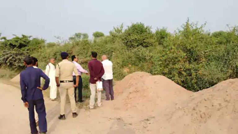 पन्ना पुलिस ने 380 ट्रॉली की जब्त, 19 लाख की रात पकड़ी पन्ना पुलिस ने 380 ट्रॉली की जब्त, 19 लाख की रात पकड़ी