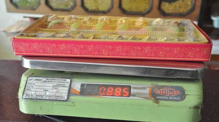 इंदौर : नापतौल विभाग ने दुकानों पर डिब्बे के साथ मिठाई को तौलने वाली दुकानों पर कार्रवाई की इंदौर : नापतौल विभाग ने दुकानों पर डिब्बे के साथ मिठाई को तौलने वाली दुकानों पर कार्रवाई की