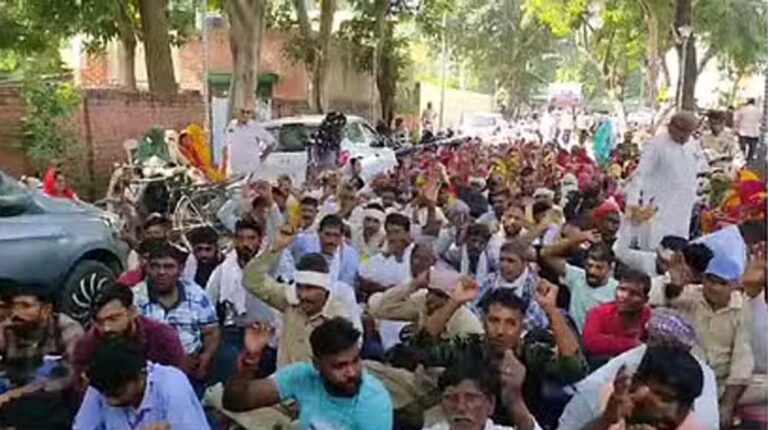 हिसार में निगम की महिला कर्मचारी के साथ हुई मारपीट, फर्जी मेडिकल बिल मामले को लेकर सफाई कर्मचारी हड़ताल पर हिसार में निगम की महिला कर्मचारी के साथ हुई मारपीट, फर्जी मेडिकल बिल मामले को लेकर सफाई कर्मचारी हड़ताल पर