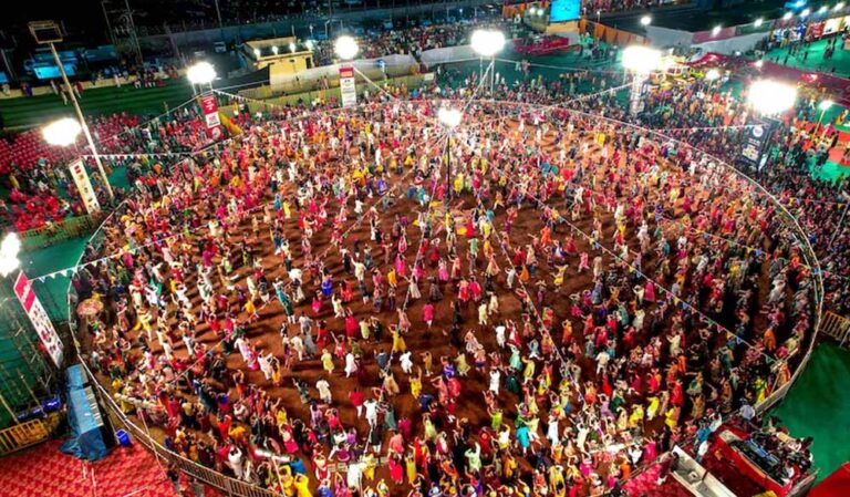 नवरात्रि उत्सव गरबा नृत्य में भाग लेने वाले लोगों के लिए ‘गोमूत्र’ पीना अनिवार्य