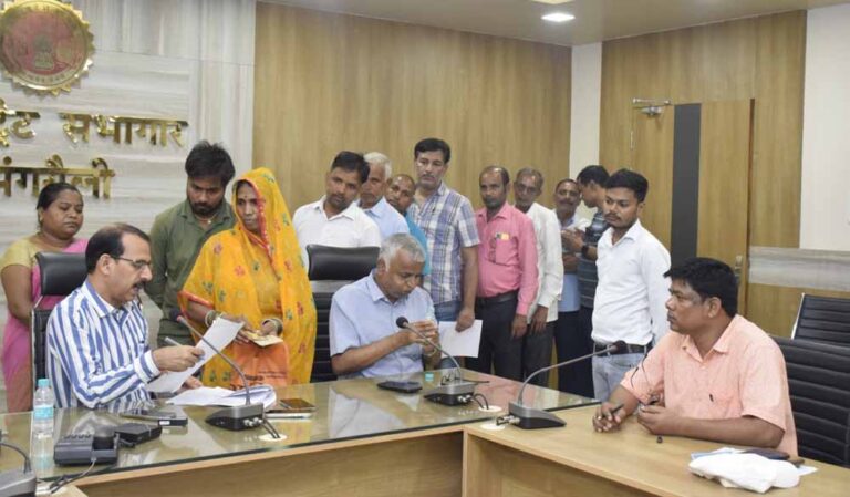 जन सुनवाई में प्राप्त आवेदन पत्रो का त्वारित निराकरण करे विभागीय अधिकारीः-शुक्ला