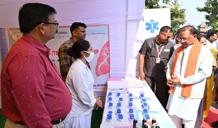 मुख्यमंत्री विष्णु देव साय ने स्थानीय बुनकरों से खरीदी गोदना पेंटिंग वाली कोसा साड़ी