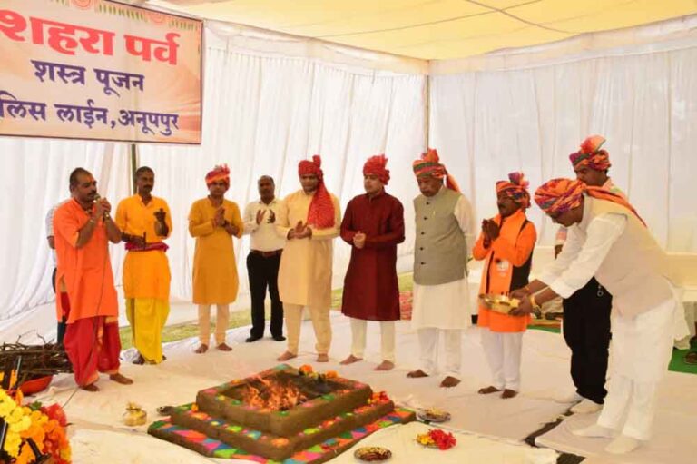 विजयादशमी पर पुलिस लाइन में शस्त्र पूजन संपन्न विजयादशमी पर पुलिस लाइन में शस्त्र पूजन संपन्न