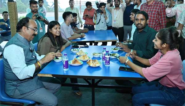 लाइब्रेरी आए उप मुख्यमंत्री साव ने भी लिया यहां के फरा-चटनी का स्वाद, सैंडविच के साथ चाय भी पी लाइब्रेरी आए उप मुख्यमंत्री साव ने भी लिया यहां के फरा-चटनी का स्वाद, सैंडविच के साथ चाय भी पी