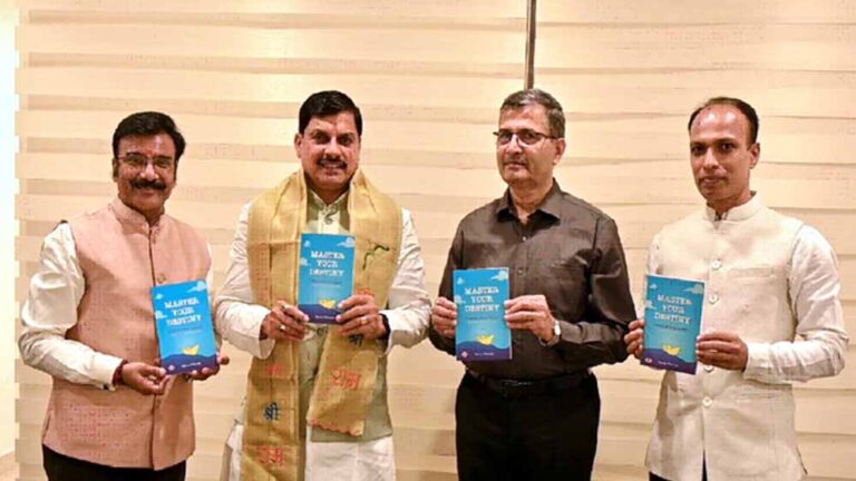 मुख्यमंत्री डॉ. यादव ने आयुक्त, चिकित्सा शिक्षा पिथोडे की पुस्तक का किया विमोचन