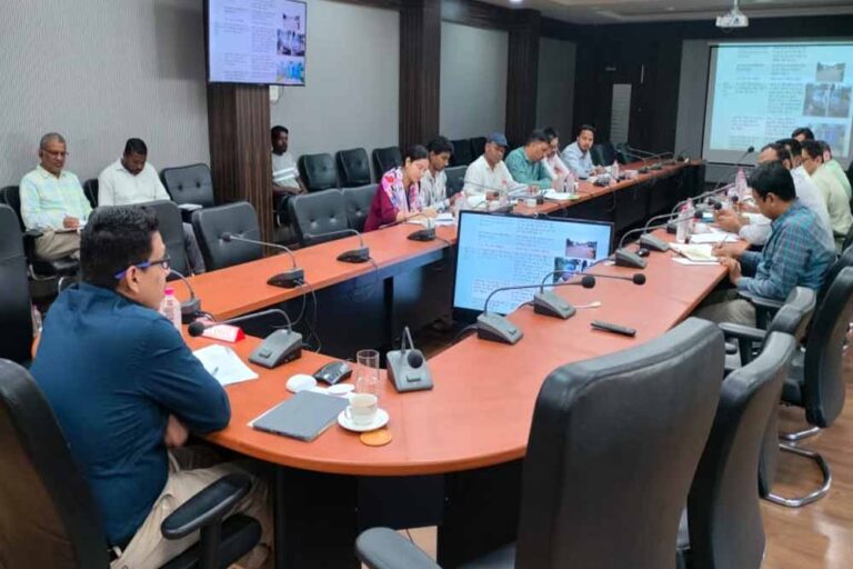 डोर-टू-डोर कचरा संग्रहण करने वाले वाहनों का मुख्य नगरपालिका अधिकारी स्वयं करें निरीक्षण- कलेक्टर