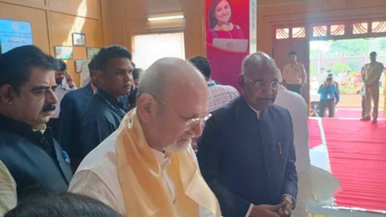 पूर्व राष्ट्रपति रामनाथ कोविंद आज इंदौर में दीक्षा समारोह में हुए शामिल