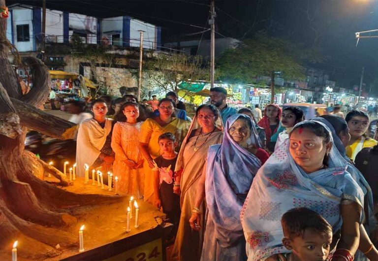 रानी अवंती चौक बस स्टैंड डिंड़ौरी में कैंडल जलाकर शांतिपूर्ण तरीके से मौन विरोध प्रदर्शन