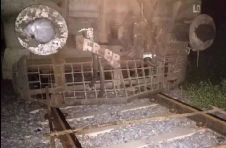 ग्वालियर में तीसरी लाइन की पटरियों पर लोहे की मोटी छड़ों को तारों से बांधकर रखा, लोको पायलट ने इमरजेंसी ब्रेक लगाकर ट्रेन को रोका