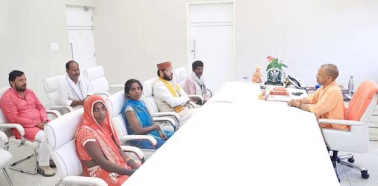 अमेठी हत्याकांड: मुख्यमंत्री योगी ने पीड़ित परिजनों से की मुलाकात अमेठी हत्याकांड: मुख्यमंत्री योगी ने पीड़ित परिजनों से की मुलाकात