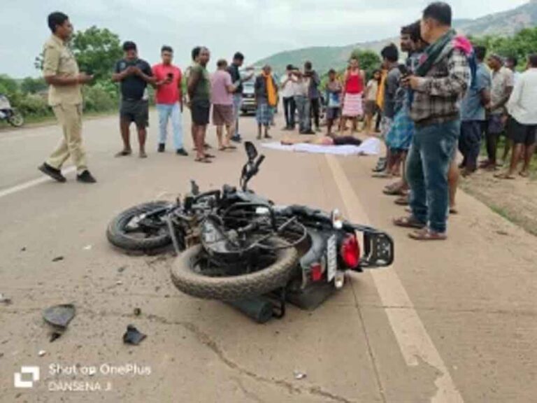 छत्तीसगढ़-रायगढ़ में खड़े ट्रेलर से बाइक टकराने के चलते युवक की मौत