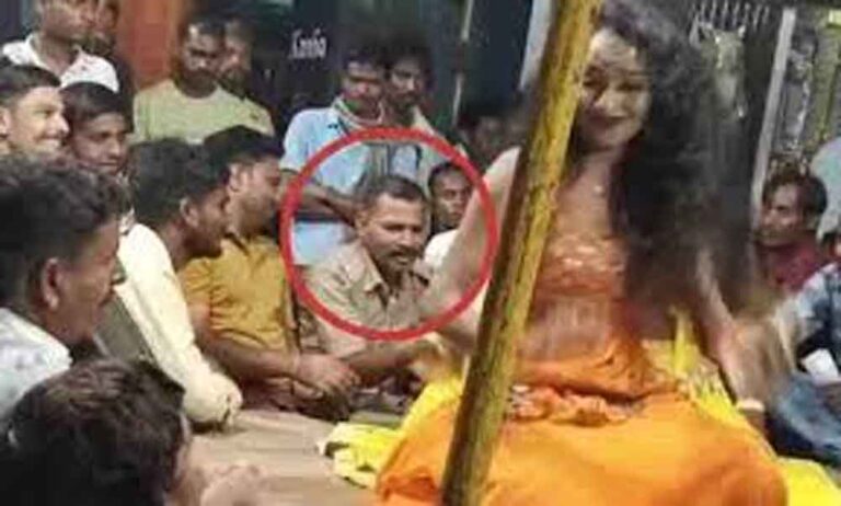 छत्तीसगढ़-जांजगीर-चांपा में ASI ने आर्केस्ट्रा में डांसरों के साथ लगाए ठुमके