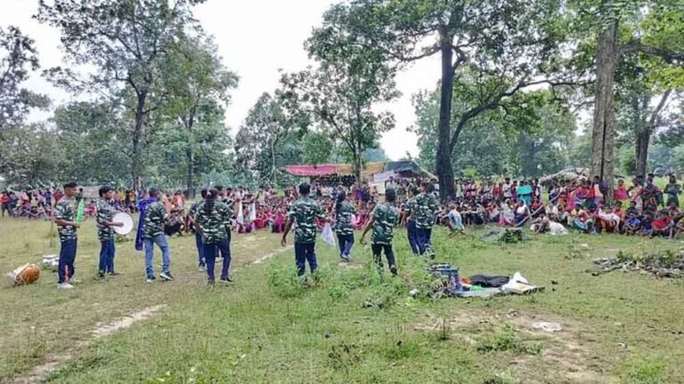 छत्तीसगढ़-सुकमा में पुलिस और नाट्य मंडली बता रही नक्सली विरोध और लोकतंत्र का महत्त्व छत्तीसगढ़-सुकमा में पुलिस और नाट्य मंडली बता रही नक्सली विरोध और लोकतंत्र का महत्त्व