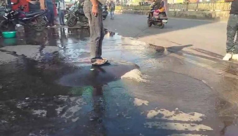 फाफाडीह चौक में फूटी पाइप लाइन, हजारों लीटर पानी बर्बाद फाफाडीह चौक में फूटी पाइप लाइन, हजारों लीटर पानी बर्बाद