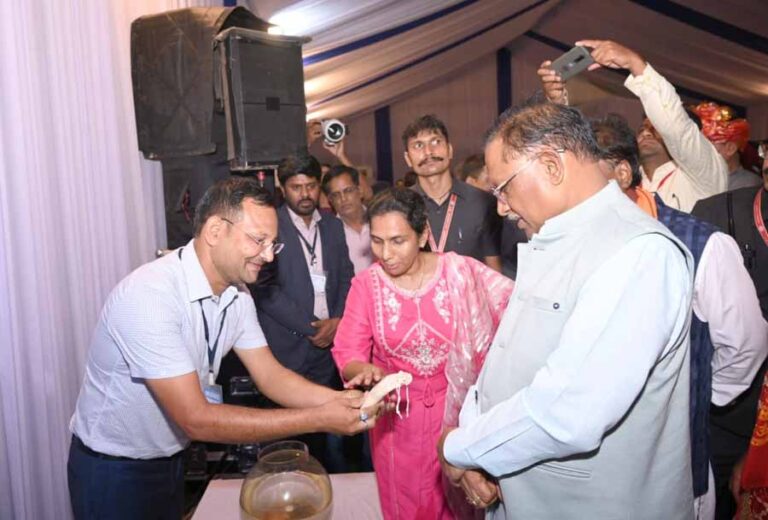 विदेशी मेहमानों को खूब पसंद आया जल सुधार की ई-बाल तकनीक विदेशी मेहमानों को खूब पसंद आया जल सुधार की ई-बाल तकनीक