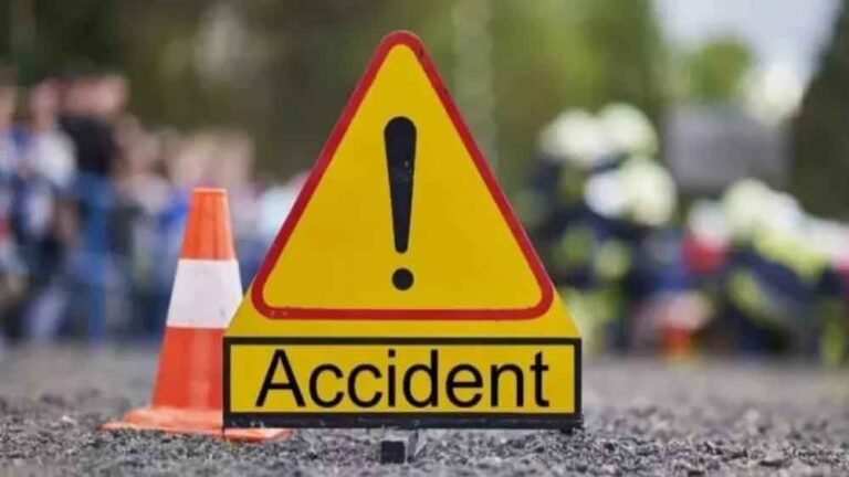 कार के पलटने से तीन युवकों की मौत, दो घायल