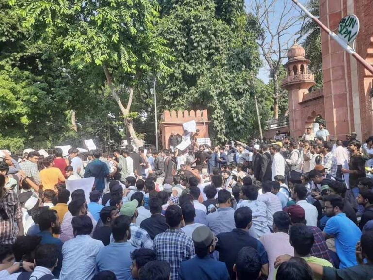 नरसिंहानंद का विवादित बयान, मेरठ में पुलिस पर पथराव, अलीगढ़ में छात्रों ने प्रदर्शन, गाजियाबाद में 16 पर मामला दर्ज