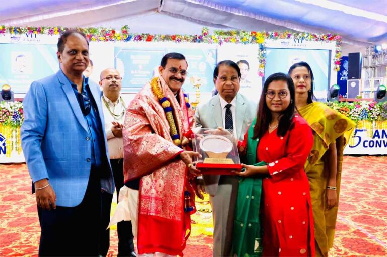 डॉक्टर ऑफ लॉ की मानद उपाधि प्रदान किए जाने पर किया सम्मानित