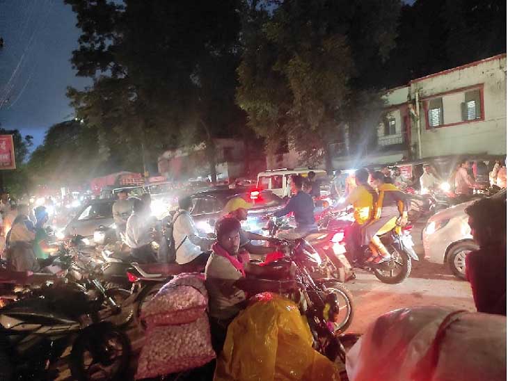 नवरात्र के दौरान हर चौक-चौराहे पर तैनात होंगे यातायात और पुलिस के जवान नवरात्र के दौरान हर चौक-चौराहे पर तैनात होंगे यातायात और पुलिस के जवान