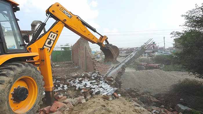 पूर्व जिला पंचायत सदस्य को बीडीए टीम को बंधक बनाकर मारपीट करना पड़ा भारी, चला बुलडोजर पूर्व जिला पंचायत सदस्य को बीडीए टीम को बंधक बनाकर मारपीट करना पड़ा भारी, चला बुलडोजर