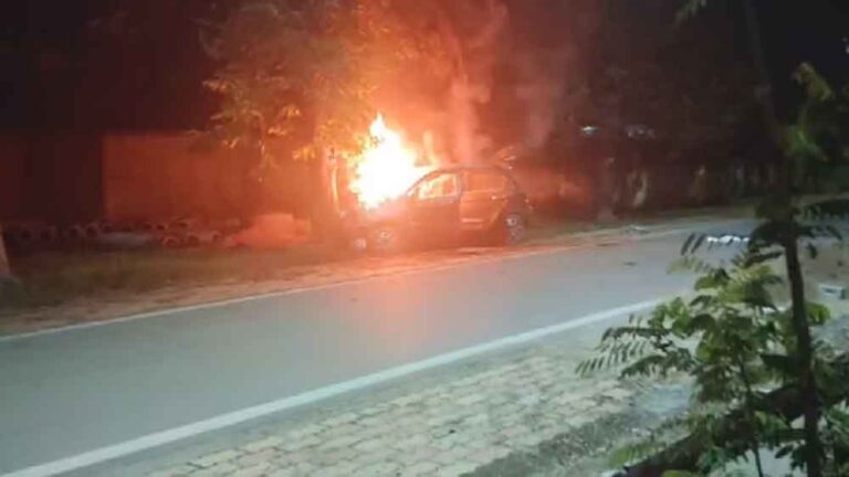 छत्तीसगढ़-कोरबा में तेज रफ्तार कार पेड़ से टकराने से लगी भीषण आग