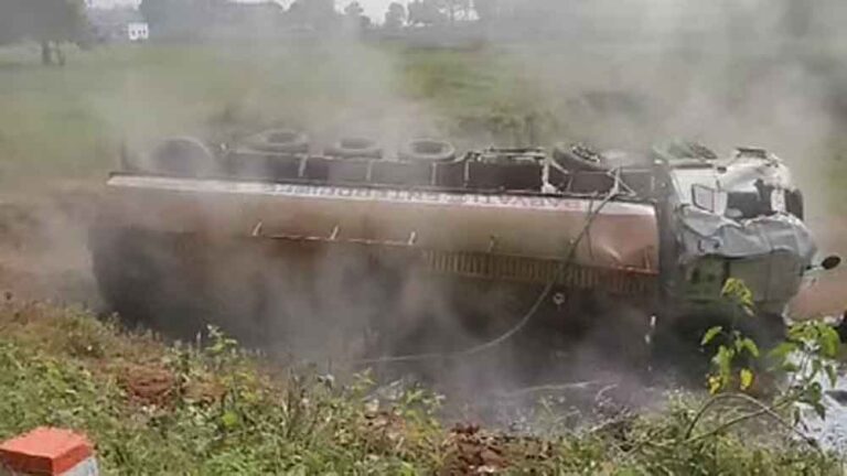 छत्तीसगढ़-पेंड्रा में एसिड से भरा टैंकर पलटने से फैला जहरीला धुआं छत्तीसगढ़-पेंड्रा में एसिड से भरा टैंकर पलटने से फैला जहरीला धुआं