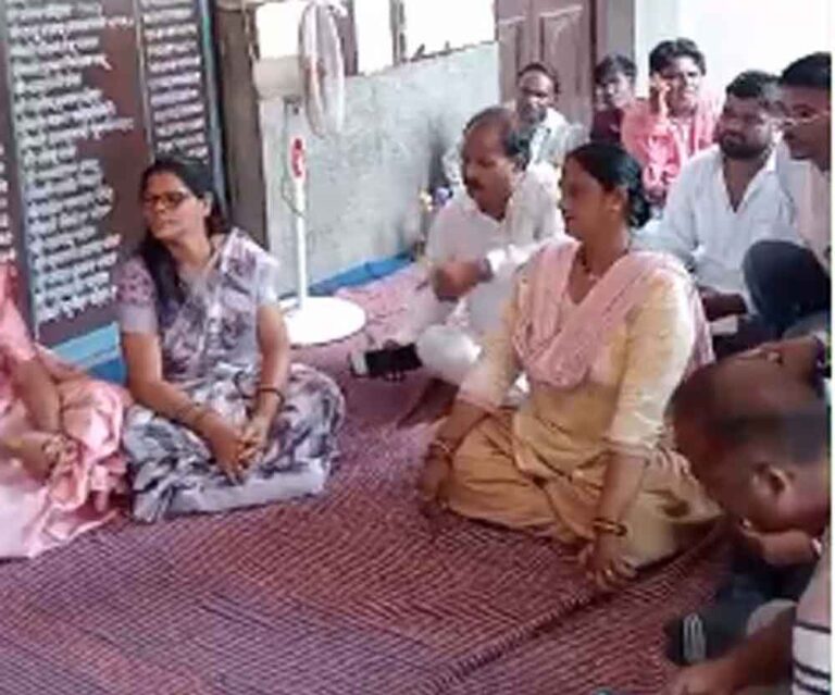 छत्तीसगढ़-रायगढ़ में महापौर और कांग्रेस पार्षदों ने निधि से पैसे नहीं मिलने पर किया प्रदर्शन