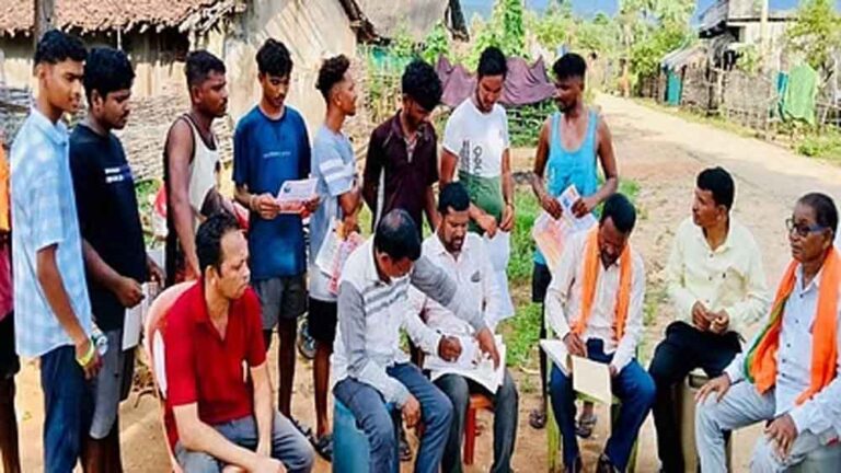 छत्तीसगढ़-बीजापुर में भाजपा के सदस्यता अभियान में लोगों को बता रहे सरकार की योजनाएं
