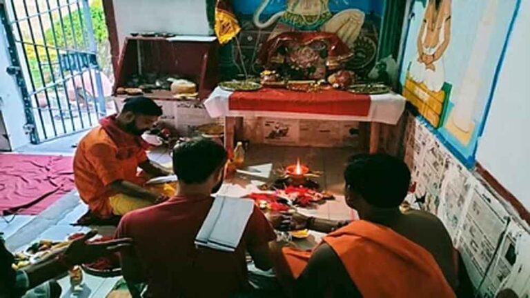 छत्तीसगढ़-रायगढ़ के जिला जेल के बंदी कर रहे उपवास और मां दुर्गा की उपासना छत्तीसगढ़-रायगढ़ के जिला जेल के बंदी कर रहे उपवास और मां दुर्गा की उपासना