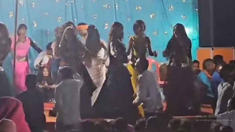 छत्तीसगढ़-कोरियान में नवरात्रि पर दरोगा जी आई लव यू गाने पर डांसरों ने लगाए ठुमके छत्तीसगढ़-कोरियान में नवरात्रि पर दरोगा जी आई लव यू गाने पर डांसरों ने लगाए ठुमके