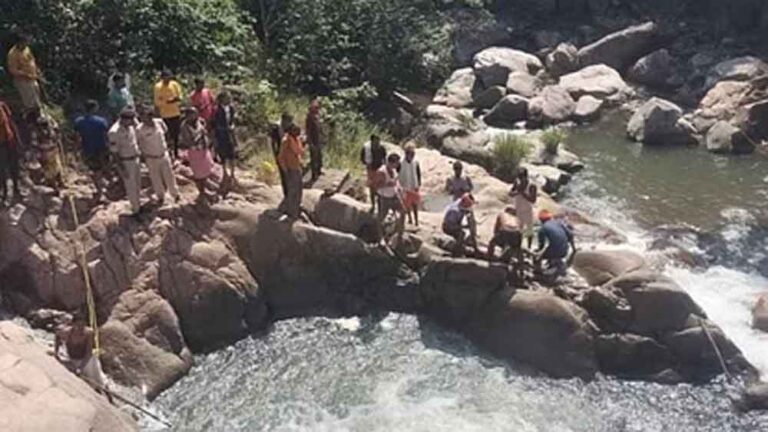 छत्तीसगढ़-पेंड्रा में नहाने के दौरान झरने में गिरने से जीजा-साले की मौत छत्तीसगढ़-पेंड्रा में नहाने के दौरान झरने में गिरने से जीजा-साले की मौत