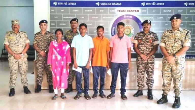 छत्तीसगढ़-जगदलपुर में झीरम घाटी हमले के दरभा डिवीजन के नक्सलियों का आत्मसमर्पण छत्तीसगढ़-जगदलपुर में झीरम घाटी हमले के दरभा डिवीजन के नक्सलियों का आत्मसमर्पण