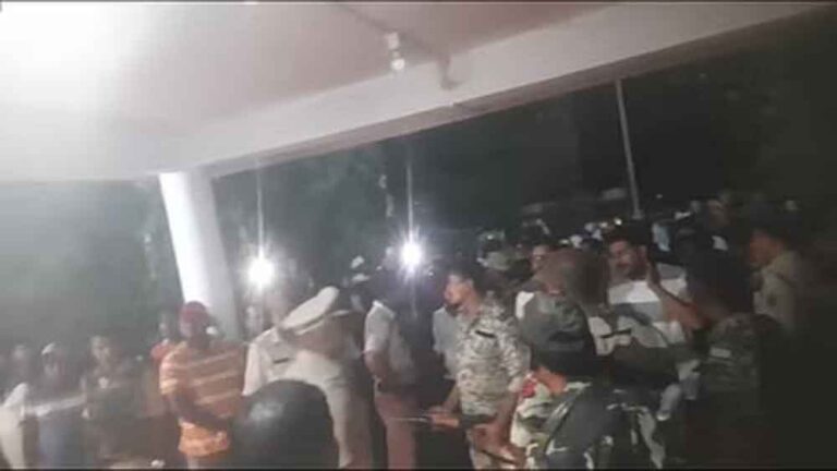 छत्तीसगढ़-बलरामपुर में करोड़ों की लूट के खुलाशे पर लोगों ने पुलिस जिंदाबाद के लगाए नारे