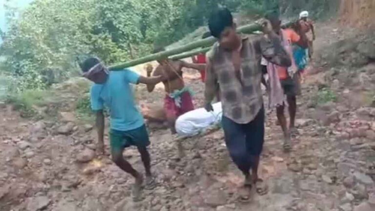 छत्तीसगढ़-सरगुजा के गांव में शव बांस में बांधकर ले गए ग्रामीण