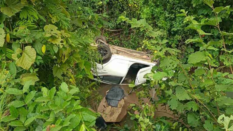 छत्तीसगढ़-गरियाबंद में गहरी खाई में कार गिरने से बाल-बाल बचे चिकित्सा अधिकारी छत्तीसगढ़-गरियाबंद में गहरी खाई में कार गिरने से बाल-बाल बचे चिकित्सा अधिकारी